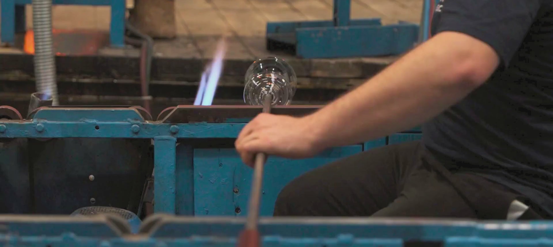 Glassblower in the Şişecam glass factory creating the handmade Stem Zero Volcano glasses. 