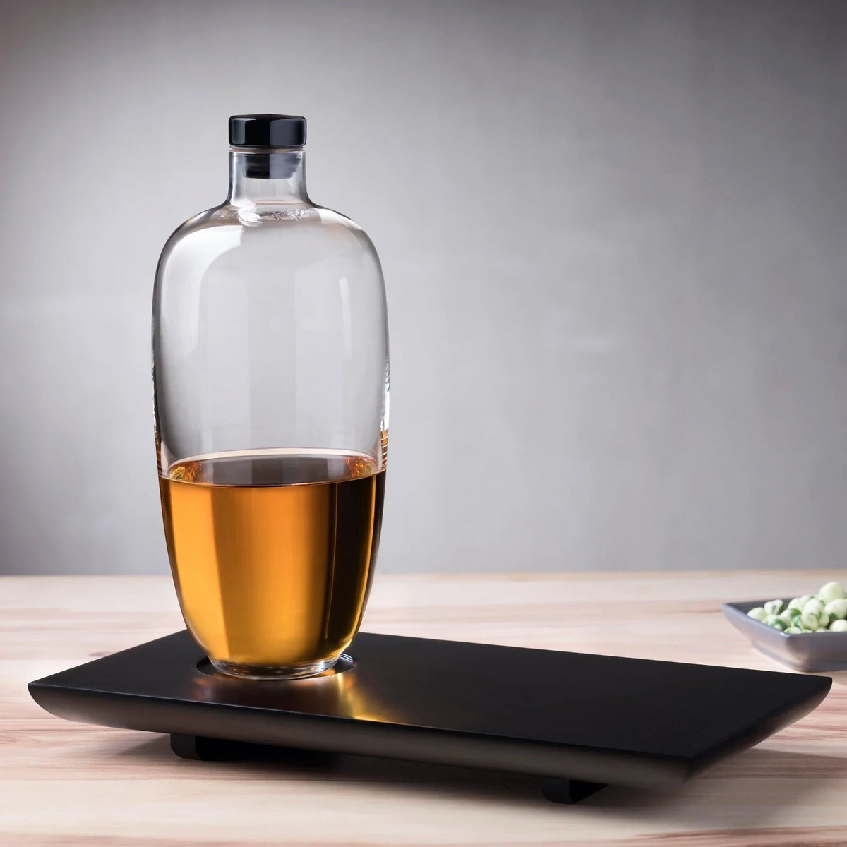 Nude Glas Whisky bottle Tall with wooden tray lifestyle shot